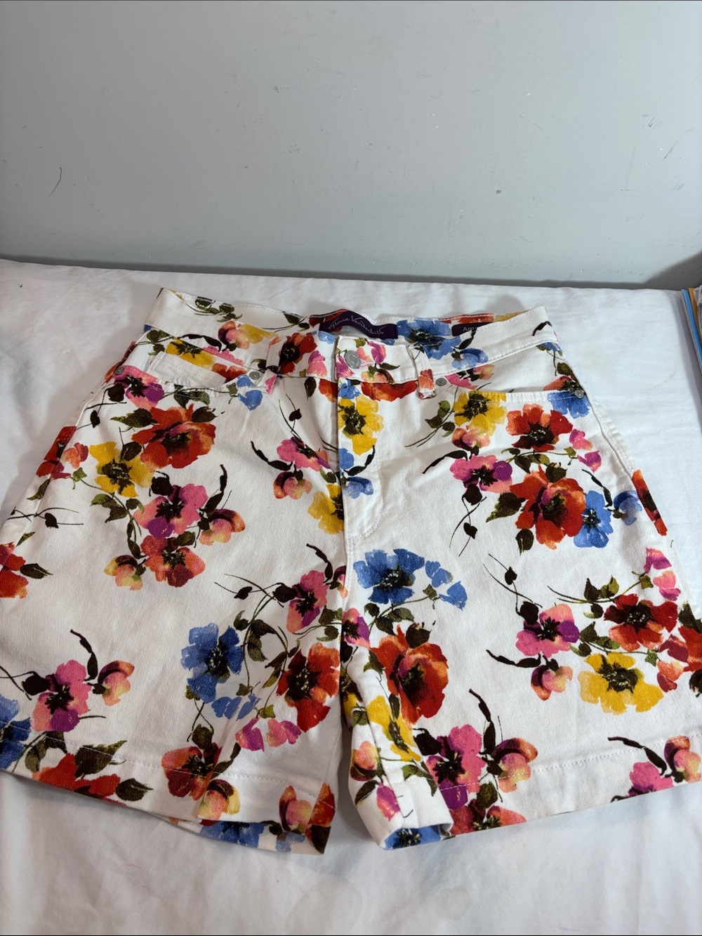 Gloria Vanderbilt White Floral Denim Shorts with Multicolor Blooms. 0294